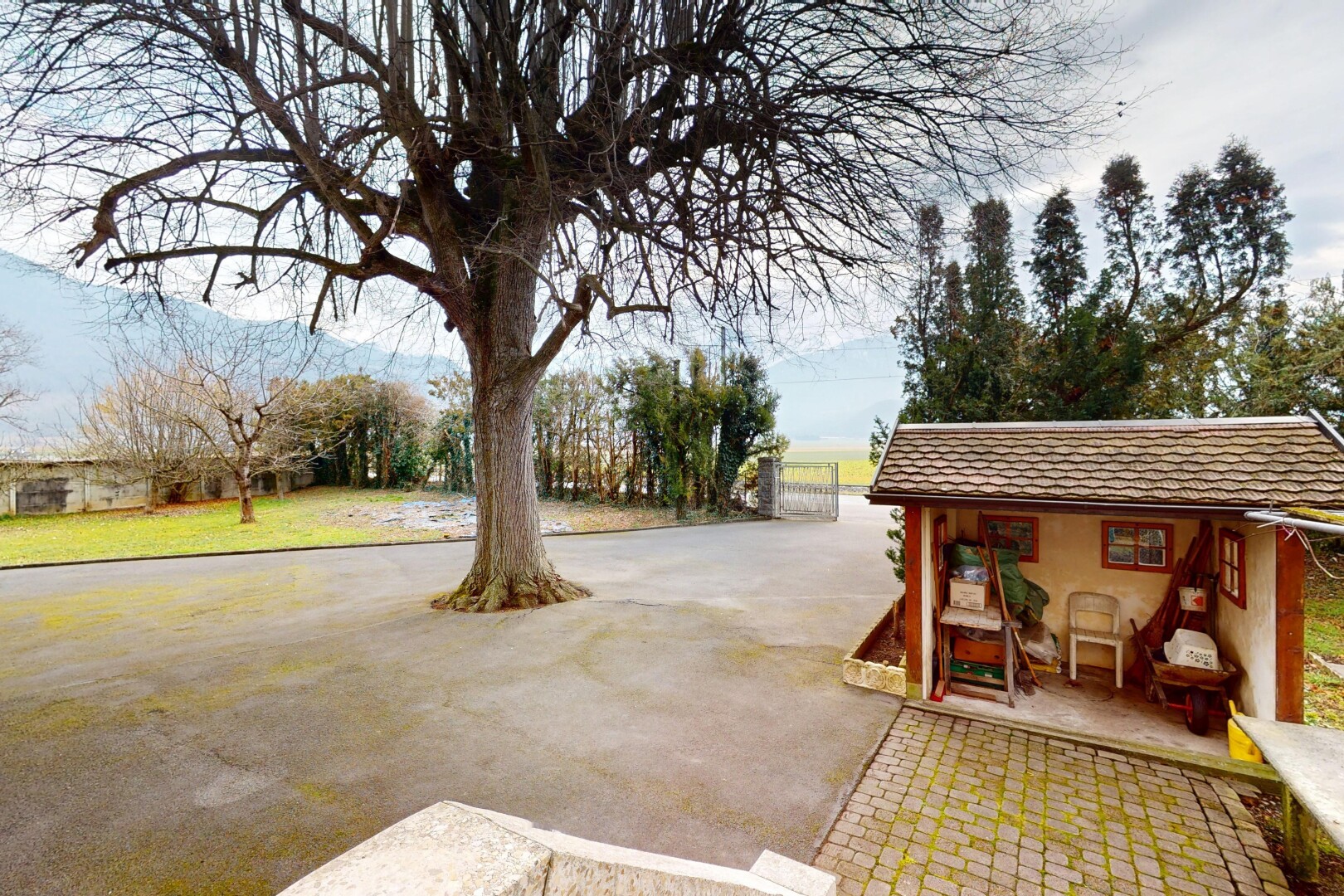 terrasse avec clôture et structure extérieure