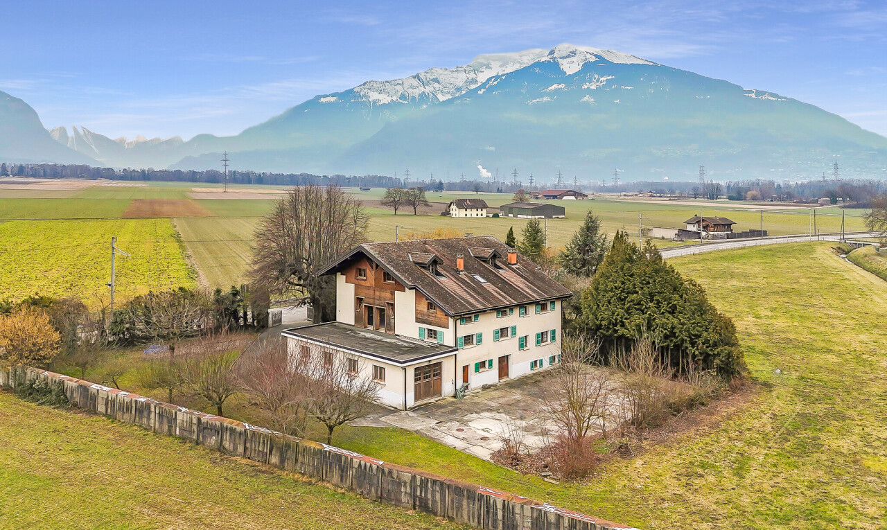 façade avec garage intégré, allée, vue rurale, et vue sur la montagne