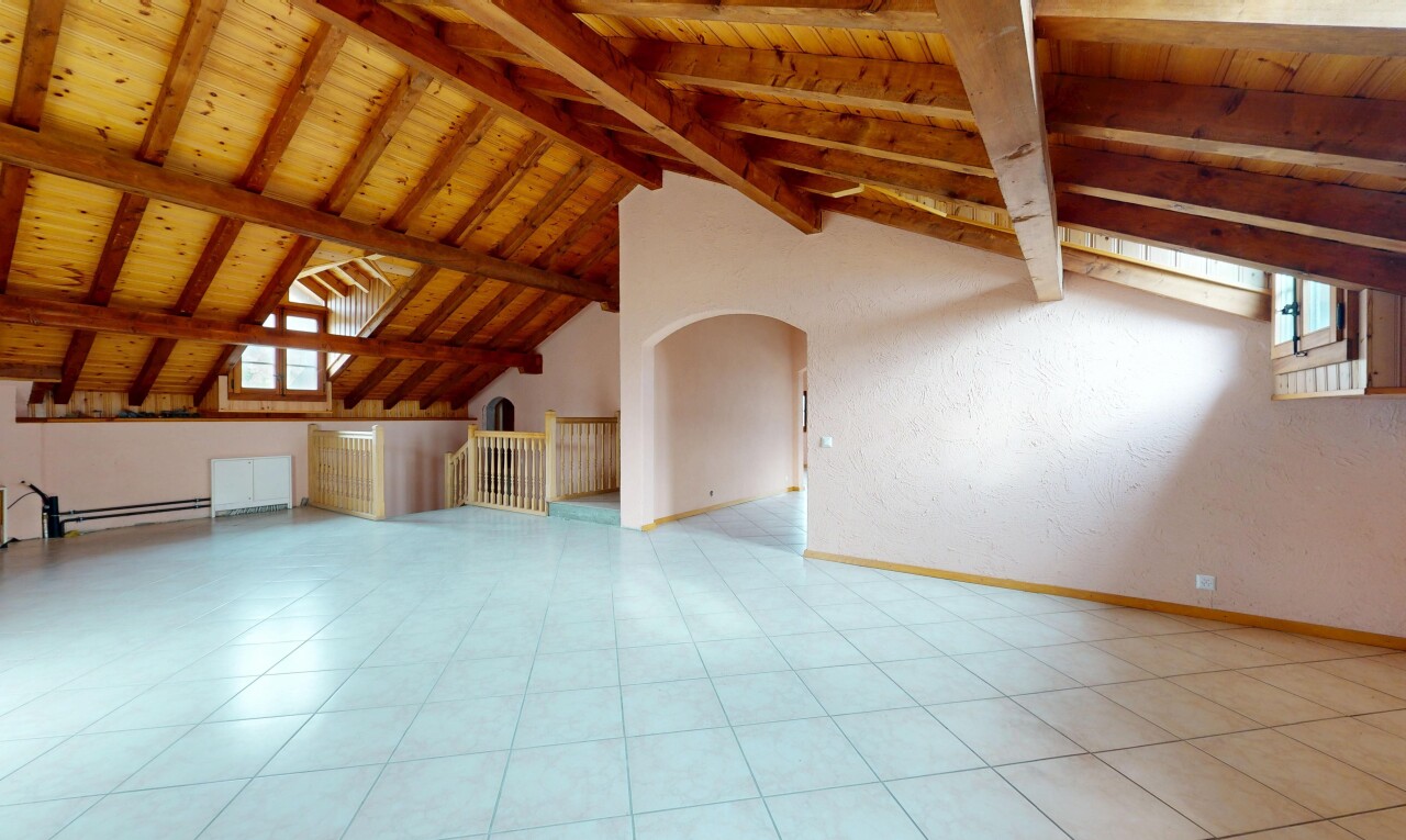 pièce vide avec plafond à poutres, passages en arc, plafond en bois, plinthes murales, et plafond voûté
