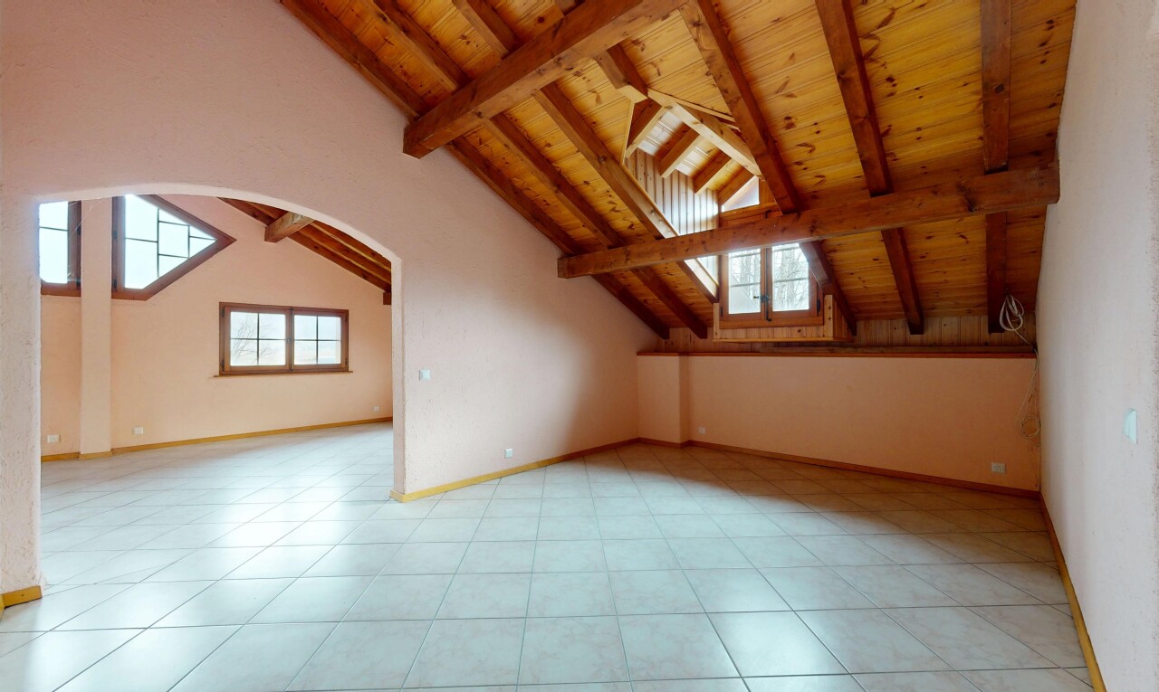 pièce vide avec passages en arc, lumière naturelle, plafond en bois, cloison sèche, et plafond voûté