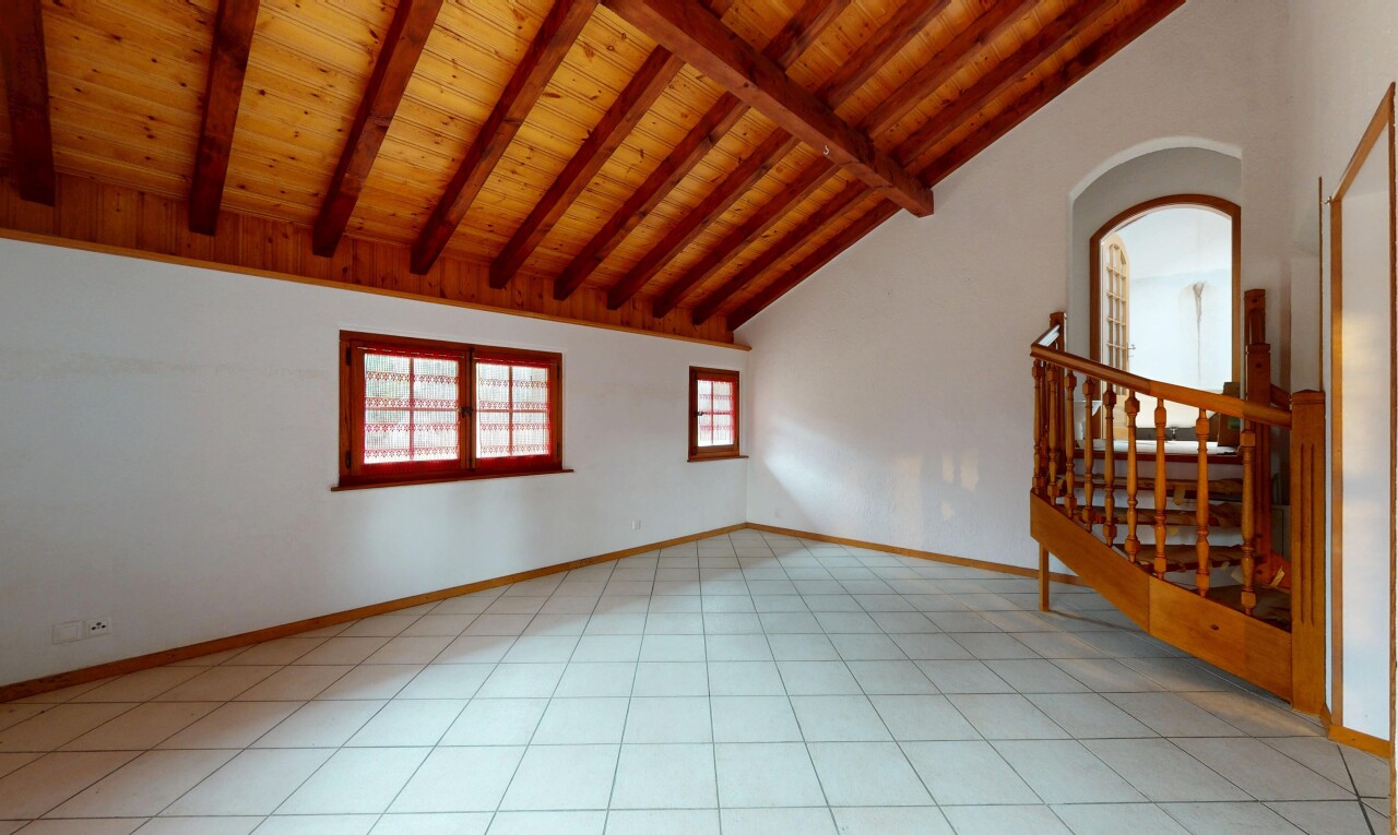 pièce vide avec plafond voûté, lumière naturelle, passages en arc, et plafond en bois