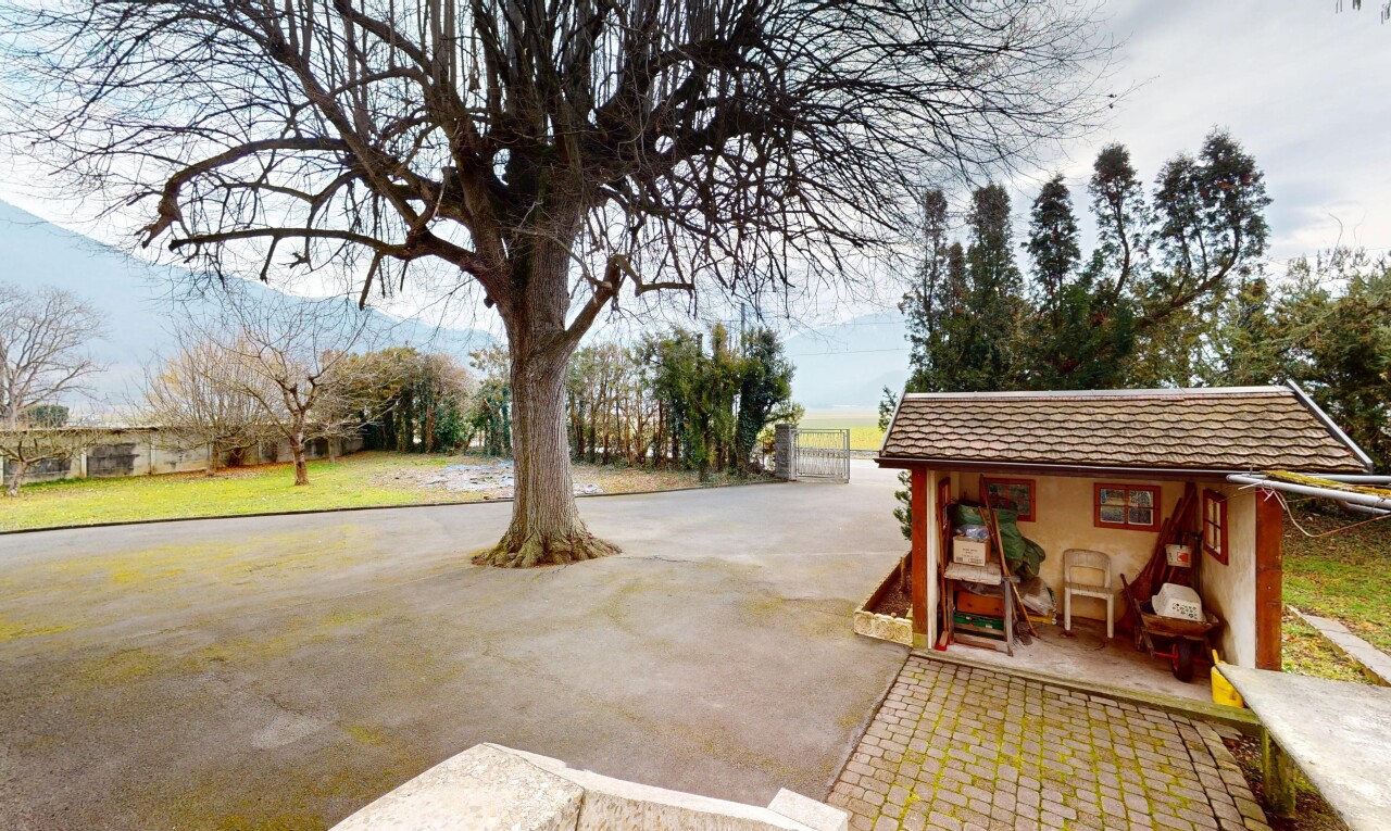 terrasse avec clôture et structure extérieure