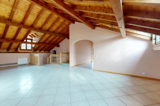 pièce vide avec plafond à poutres, passages en arc, plafond en bois, plinthes murales, et plafond voûté