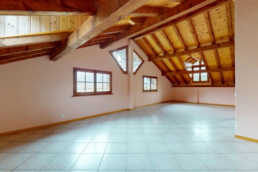 leerer raum mit natürliches licht, dachschräge, sockelleisten, balkendecke, und holzdecke