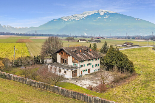 façade avec garage intégré, allée, vue rurale, et vue sur la montagne