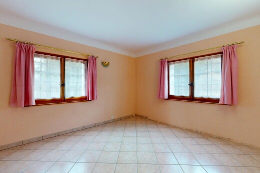 leerer raum mit gipskartonwand und natürliches licht