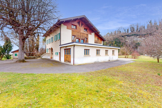 façade avec bardage en stuc et pelouse