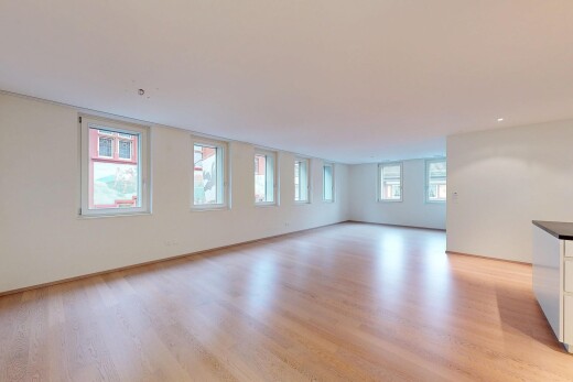 leerer raum mit wood finish floor, holzfußboden, drywall, gipskartonwand, und natural light