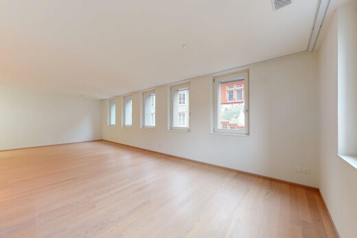 leerer raum mit natural light, natürliches licht, inside property, wood finish floor, und holzfußboden
