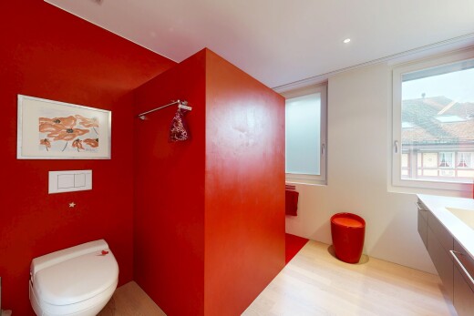 bad mit komplettes badezimmer, inside property, gipskartonwand, drywall, und toilette