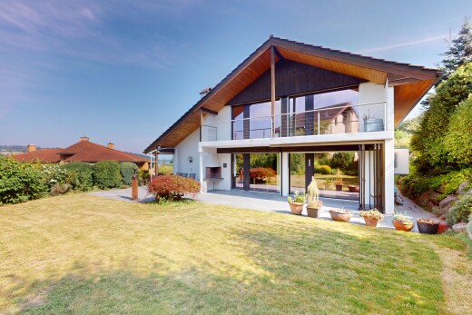 außenansicht mit terrasse, property visible, rasen, day time, und balkon