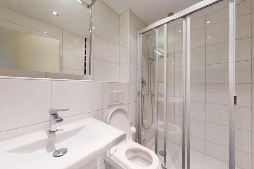 bad mit spiegel, tile shower, komplettes badezimmer, dusche, und waschbecken