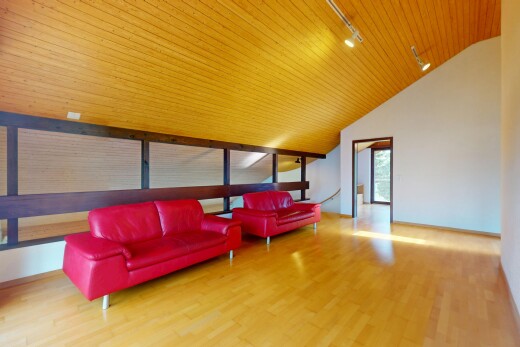 wohnzimmer mit deckenbeleuchtung, track lighting, inside property, holzdecke, und wood ceiling