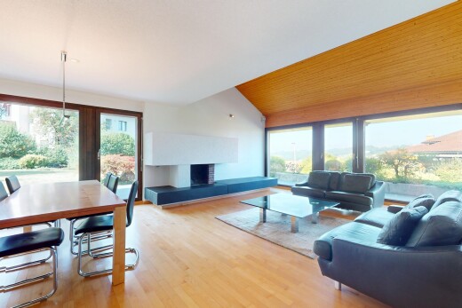 wohn- / esszimmer mit dachschräge, vaulted ceiling, inside property, holzfußboden, und wood finish floor