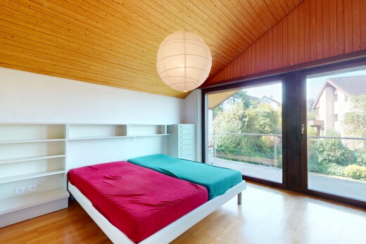 zimmer / schlafzimmer mit dachschräge, vaulted ceiling, inside property, natürliches licht, und natural light