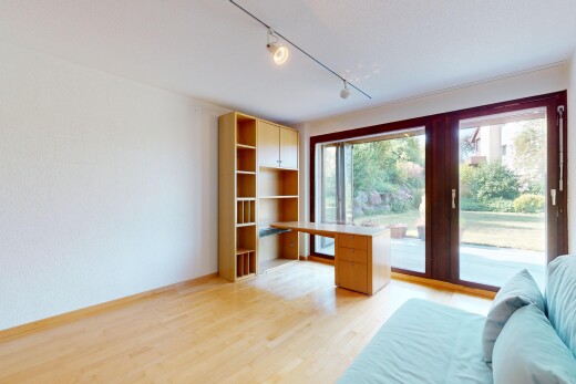 wohnzimmer mit inside property, deckenbeleuchtung, track lighting, natürliches licht, und natural light