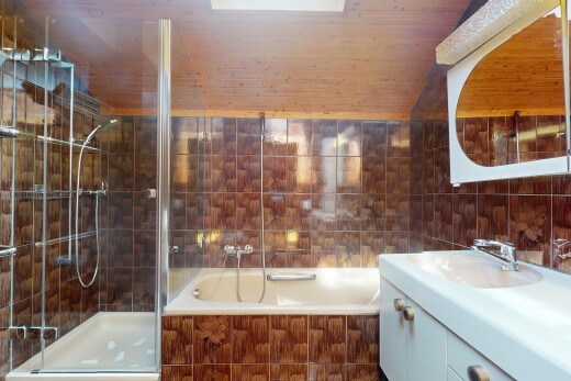 bad mit schminktisch, spiegel, dusche, komplettes badezimmer, und tile wall