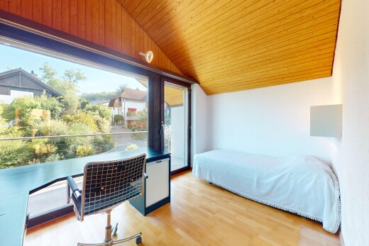 zimmer / schlafzimmer mit vaulted ceiling, dachschräge, wood finish floor, holzfußboden, und day time