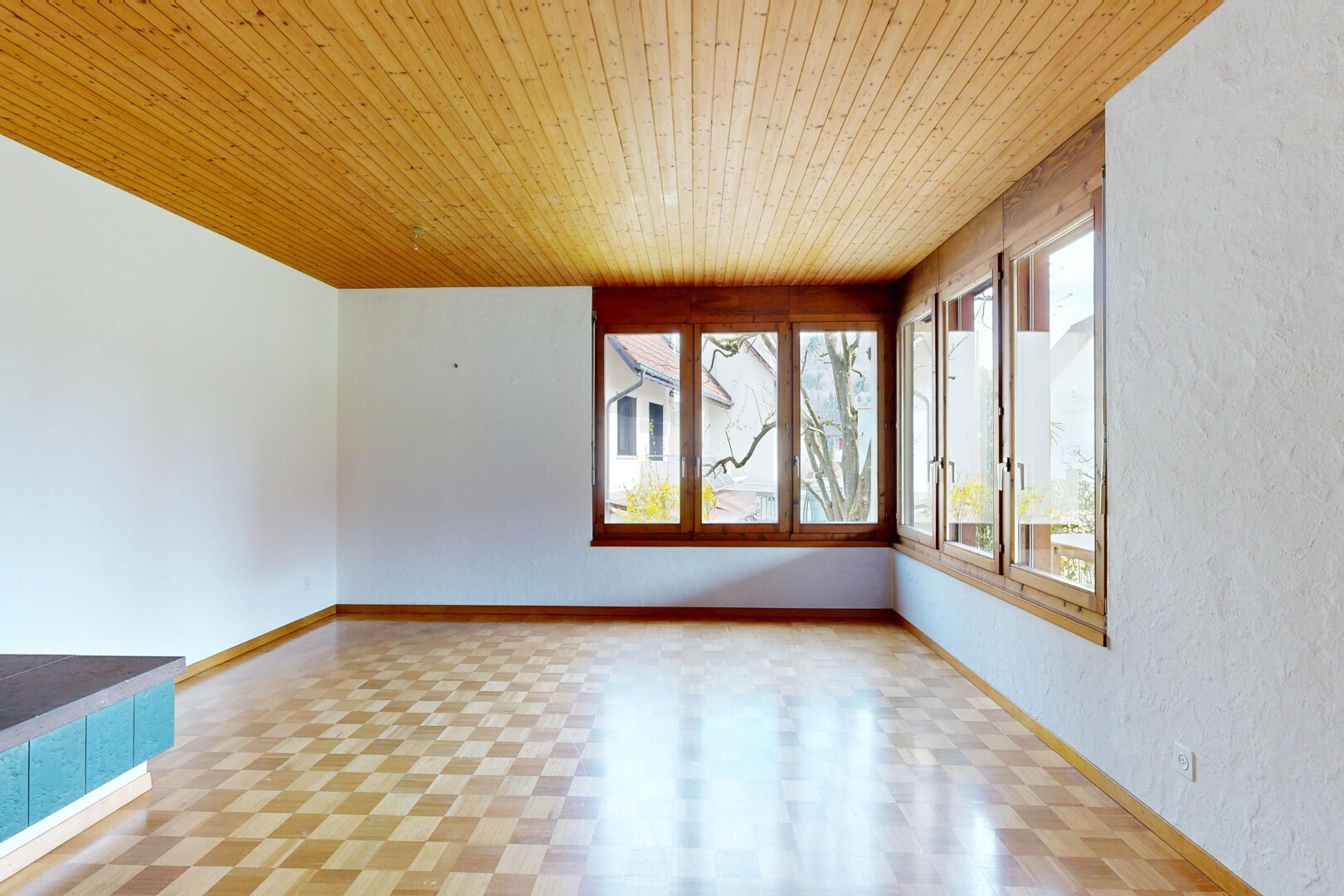 pièce vide avec plafond en bois, wood ceiling, inside property, lumière naturelle, et natural light