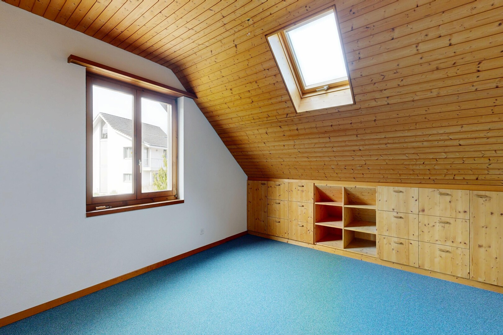 pièce vide avec natural light, lumière naturelle, wood ceiling, plafond en bois, et pièce supplémentaire