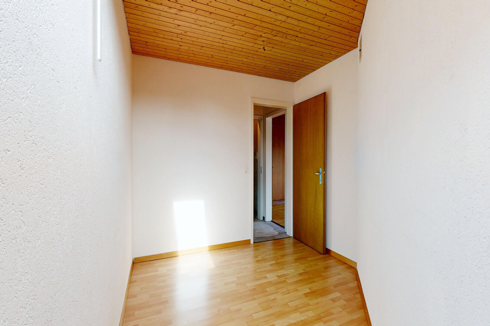 pièce vide avec wood finish floor, inside property, sol en finition bois, wood ceiling, et plafond en bois