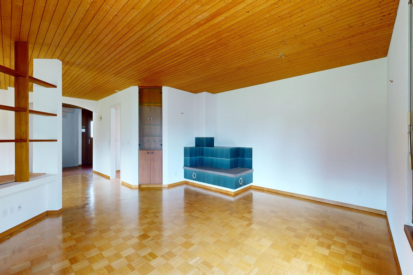 pièce vide avec inside property, passages en arc, parquet floor, cloison sèche, et drywall