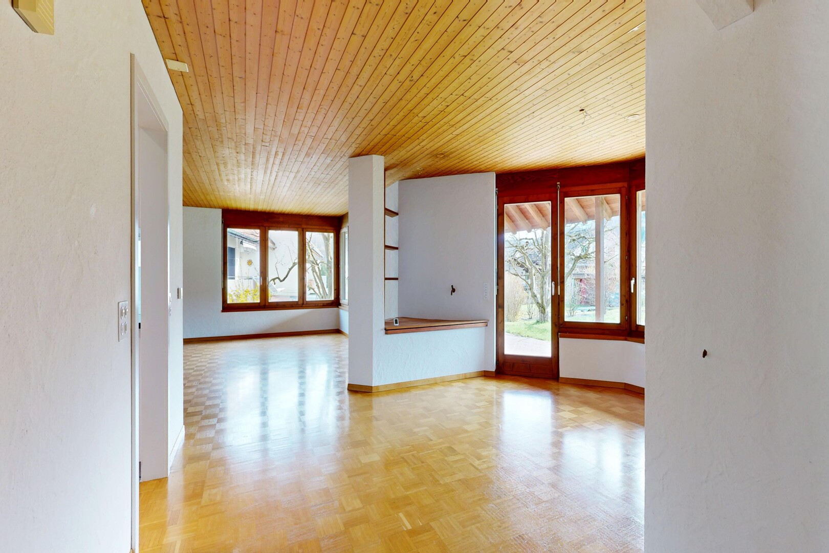 pièce vide avec plafond en bois, wood ceiling, sol en finition bois, wood finish floor, et lumière naturelle