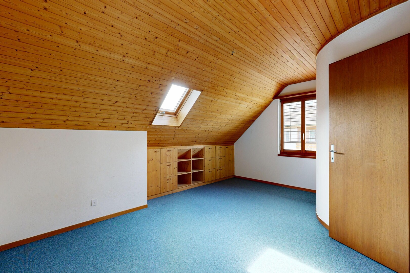 pièce vide avec pièce supplémentaire, inside property, plinthes murales, baseboards wall, et moquette