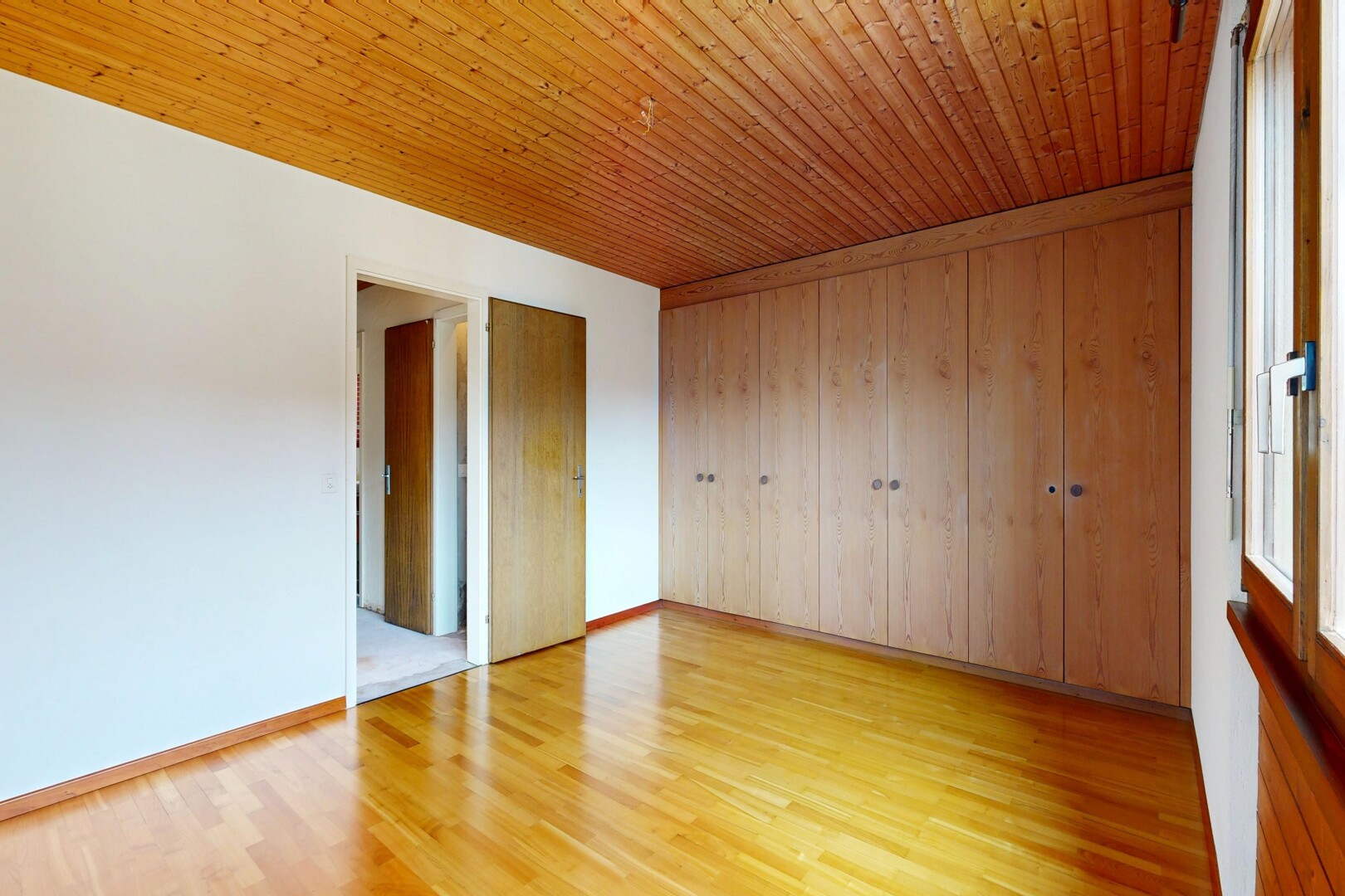 pièce vide avec inside property, wood finish floor, sol en finition bois, drywall, et cloison sèche