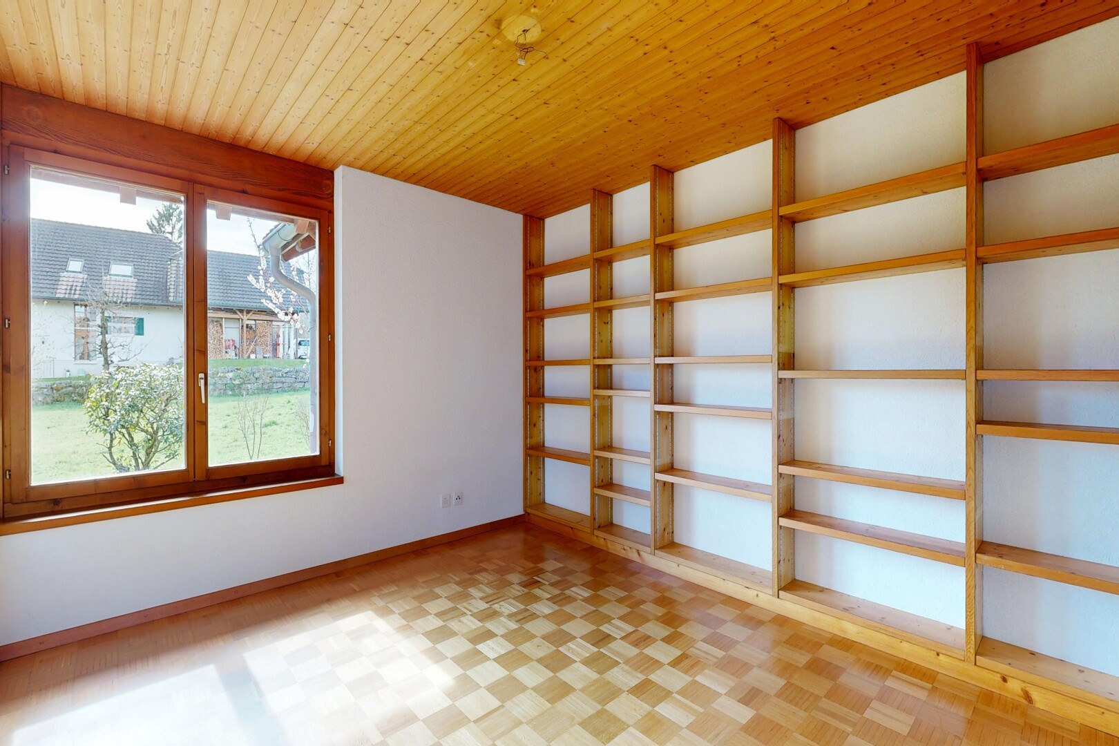 pièce vide avec drywall, cloison sèche, inside property, light floor, et natural light