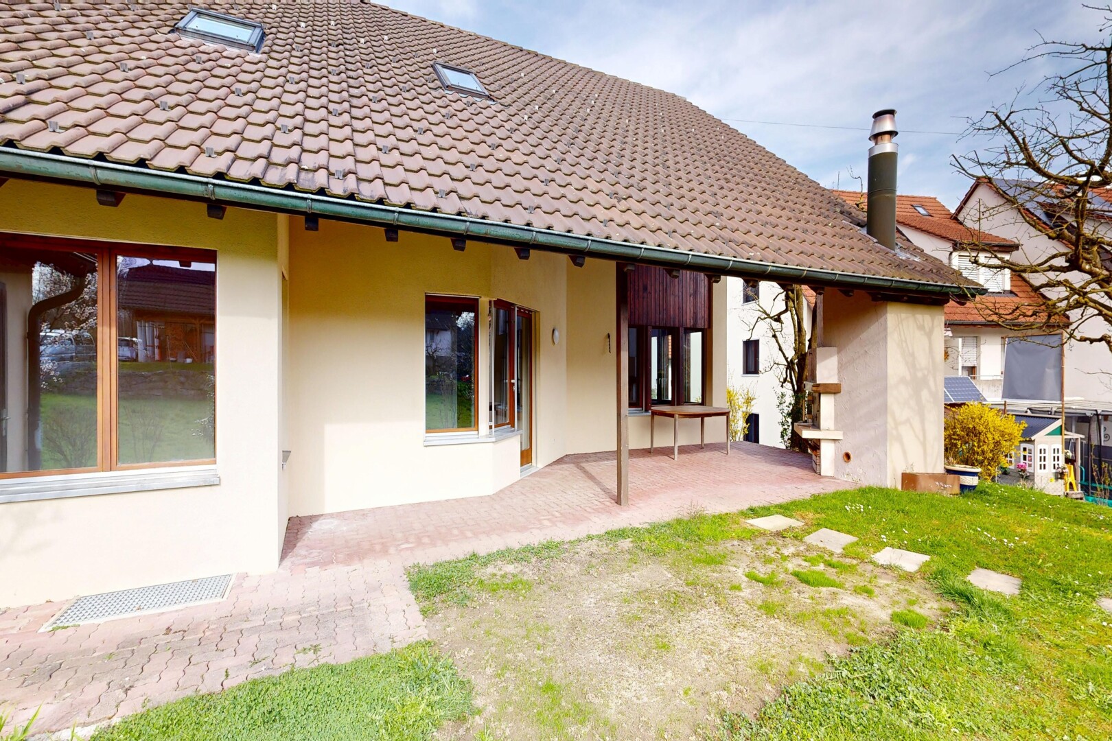 façade avec terrasse, bardage en stuc, property visible, cheminée, et toit en tuiles