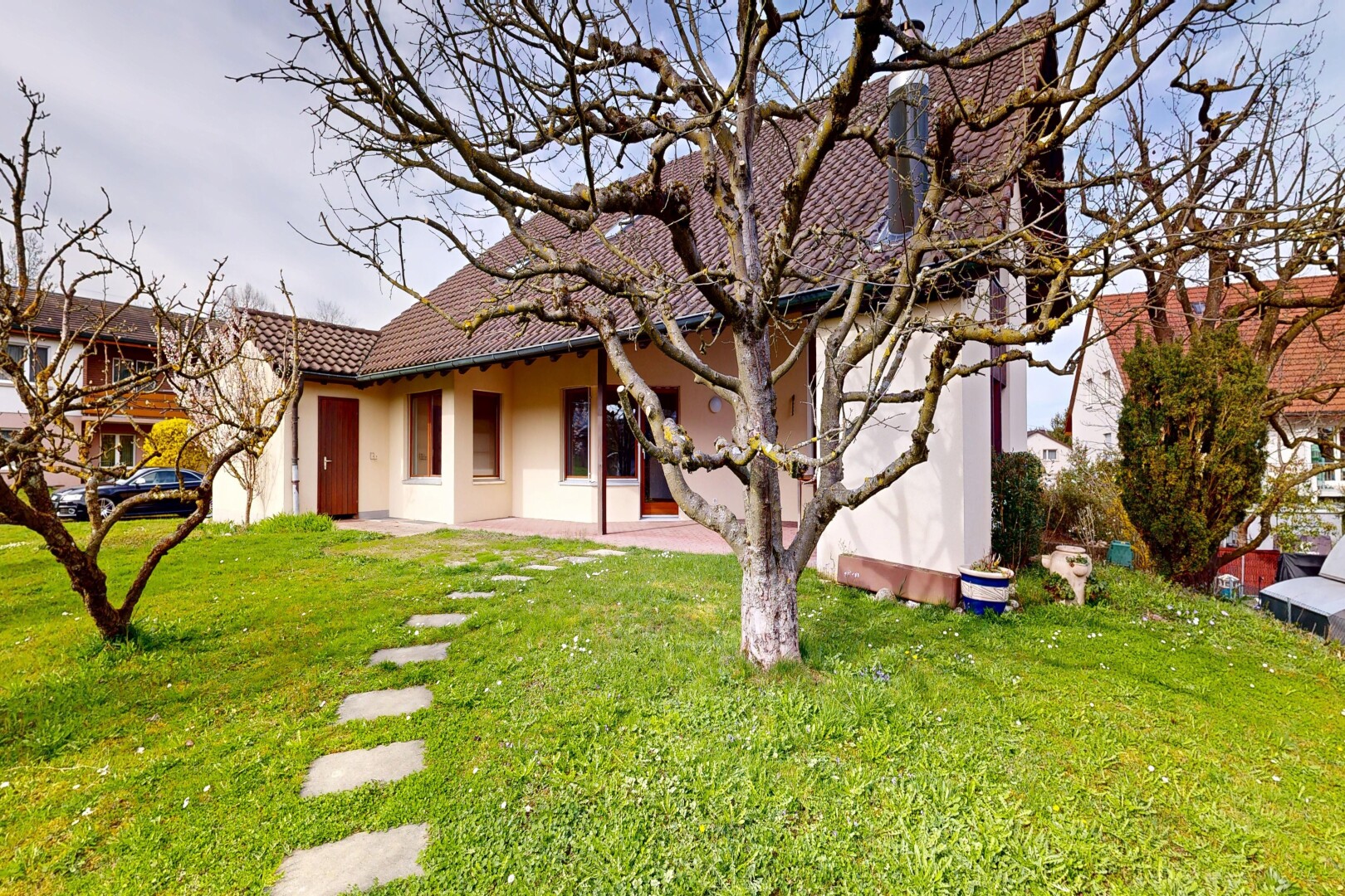 jardin avec property visible, pelouse, et terrasse