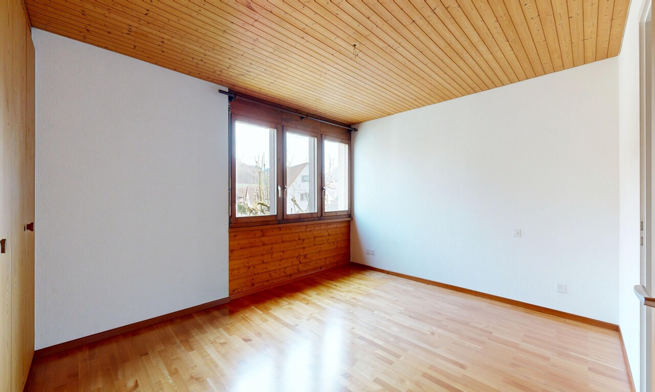 pièce vide avec natural light, lumière naturelle, inside property, wood ceiling, et plafond en bois