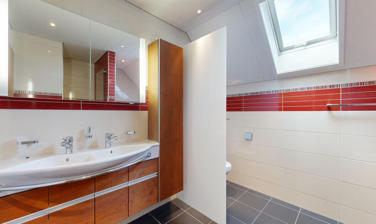 salle de bains avec double vasque, toilette, dark floor, sol en carrelage, et tile floor