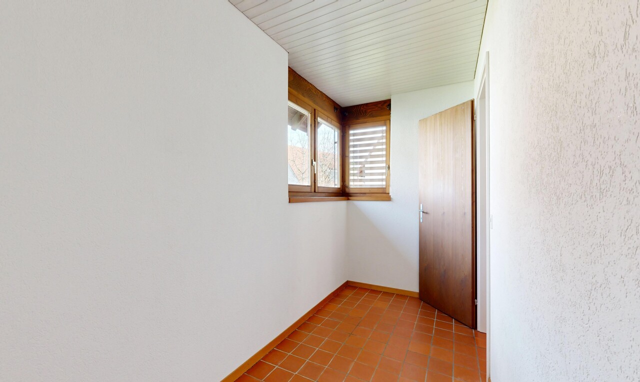 pièce vide avec inside property, lumière naturelle, natural light, sol en carrelage, et tile floor
