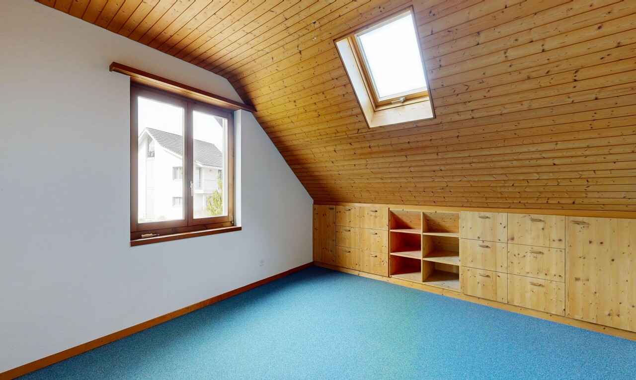 pièce vide avec natural light, lumière naturelle, wood ceiling, plafond en bois, et pièce supplémentaire