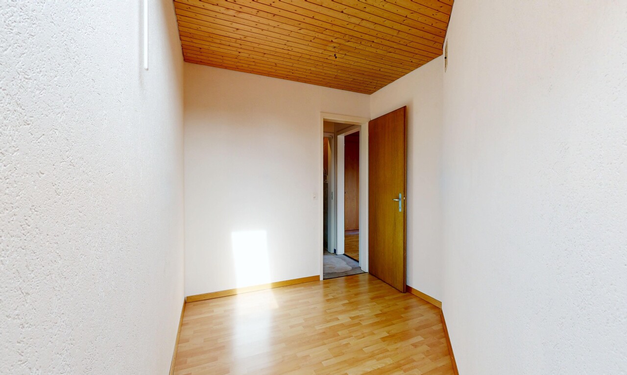 pièce vide avec wood finish floor, inside property, sol en finition bois, wood ceiling, et plafond en bois