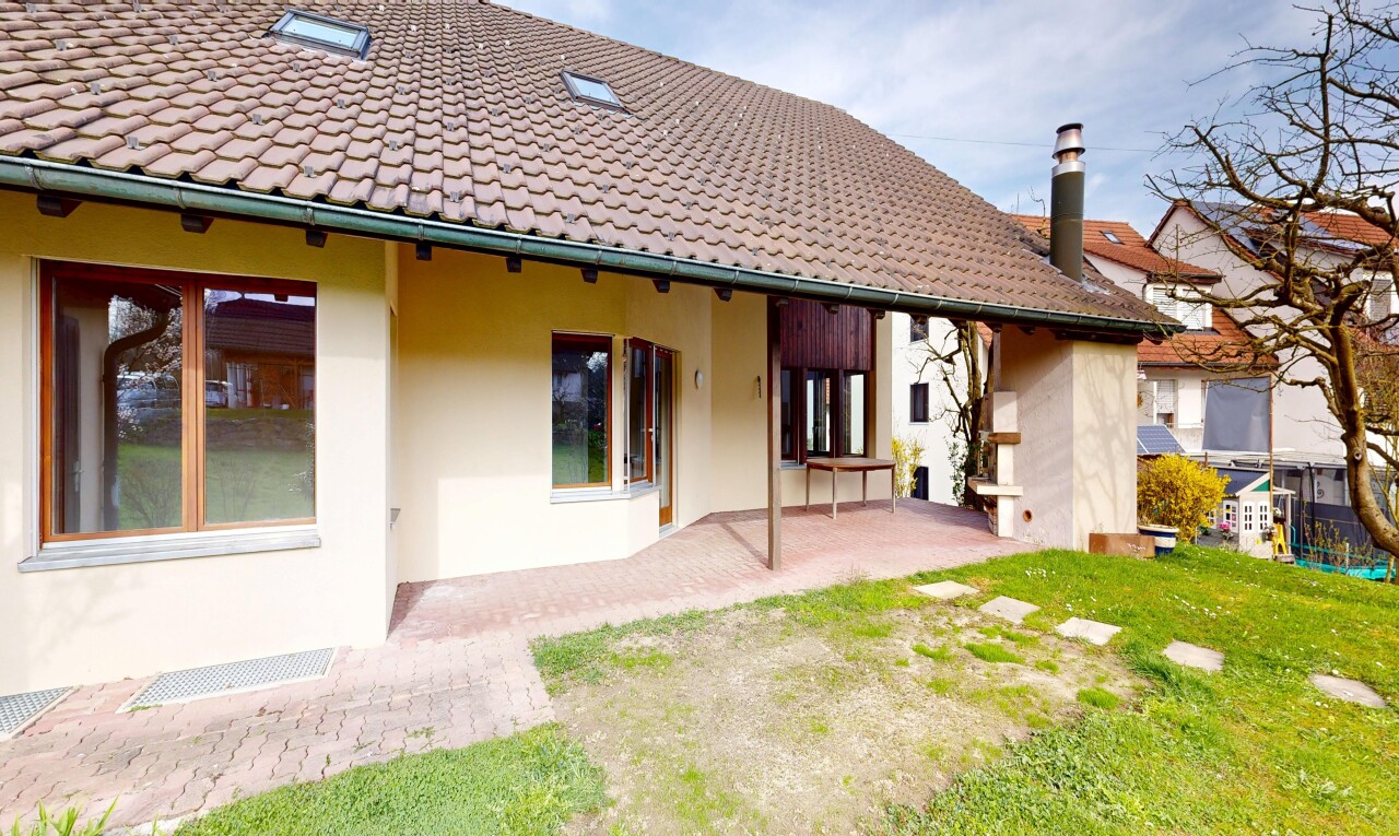 façade avec terrasse, bardage en stuc, property visible, cheminée, et toit en tuiles