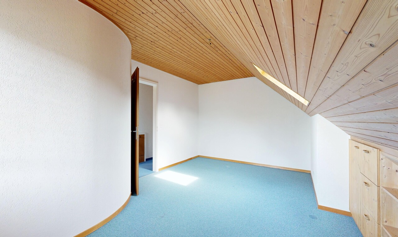 pièce vide avec plafond voûté, vaulted ceiling, plafond en bois, wood ceiling, et moquette