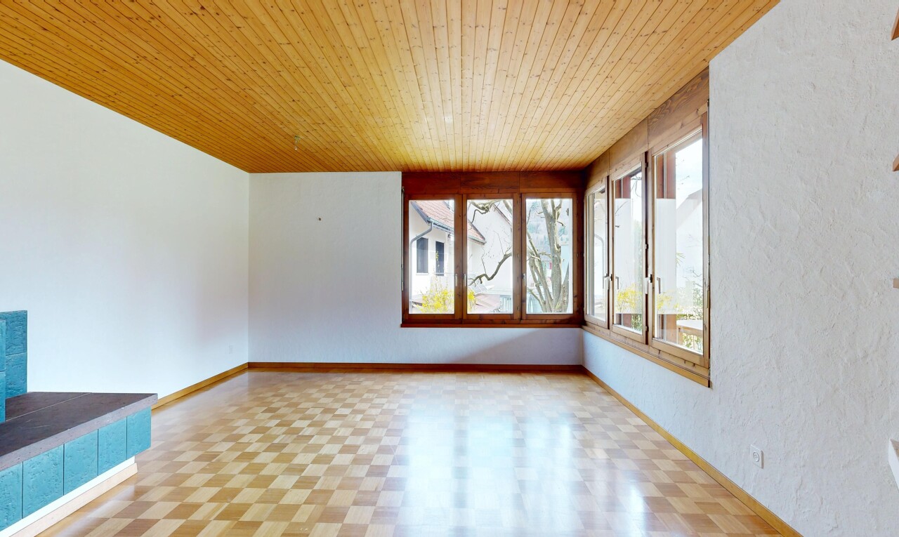 pièce vide avec plafond en bois, wood ceiling, inside property, lumière naturelle, et natural light