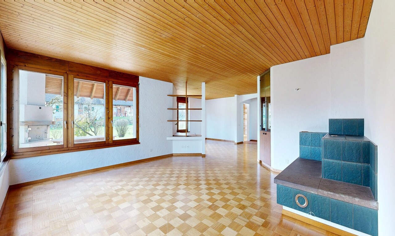 pièce vide avec natural light, lumière naturelle, inside property, wood ceiling, et plafond en bois