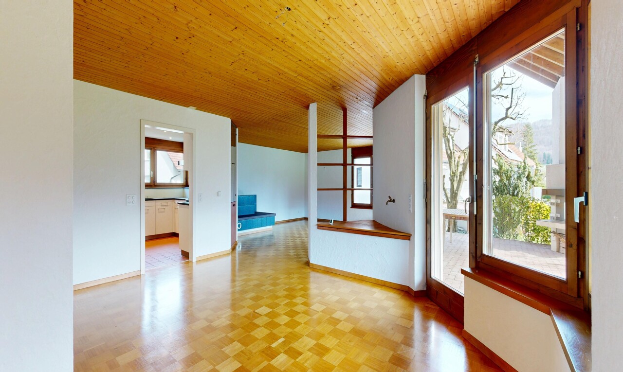 pièce vide avec natural light, lumière naturelle, inside property, parquet floor, et wood finish floor