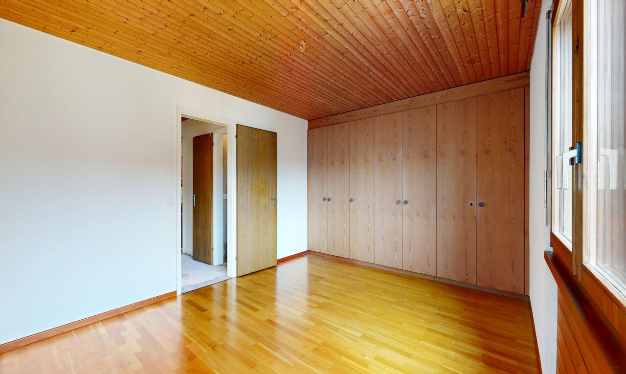 pièce vide avec inside property, wood finish floor, sol en finition bois, drywall, et cloison sèche