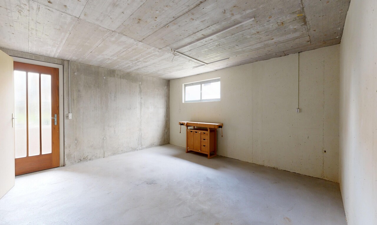 pièce vide avec sol en béton, concrete floor, mur en béton, concrete wall, et inside property