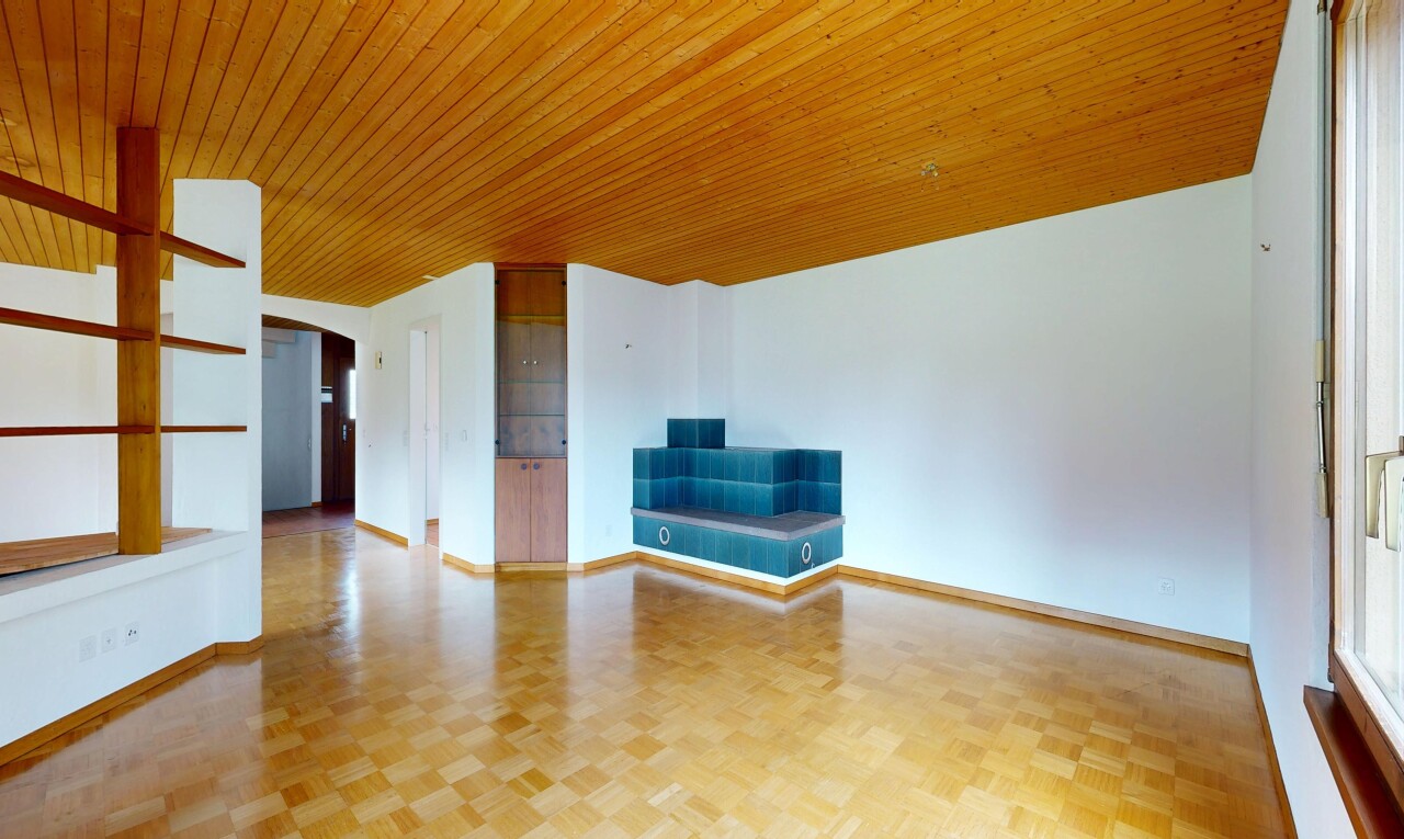 pièce vide avec inside property, passages en arc, parquet floor, cloison sèche, et drywall