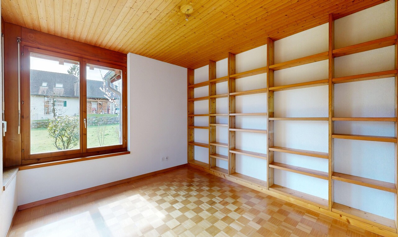 pièce vide avec drywall, cloison sèche, inside property, light floor, et natural light