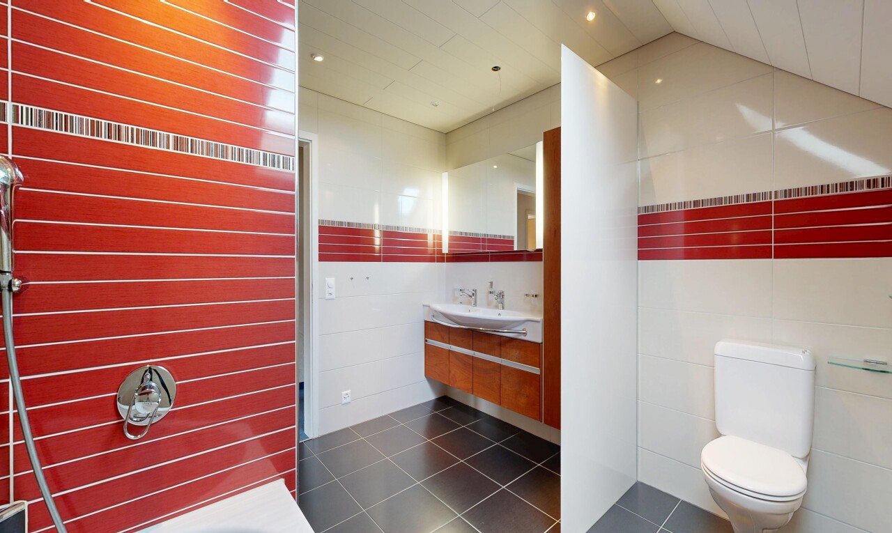 salle de bains avec miroir, toilette, lavabo (ou coiffeuse selon le contexte), tile floor, et dark floor