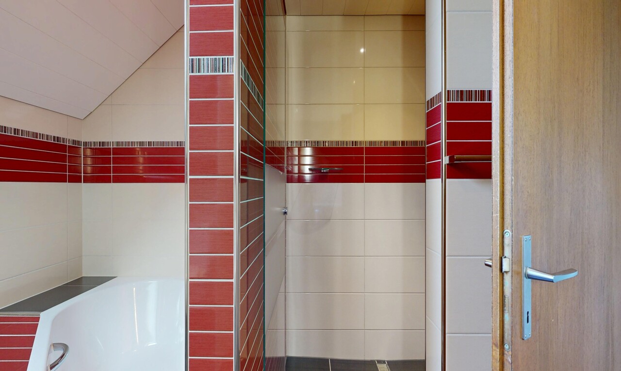 salle de bains avec inside property et salle de bain complète