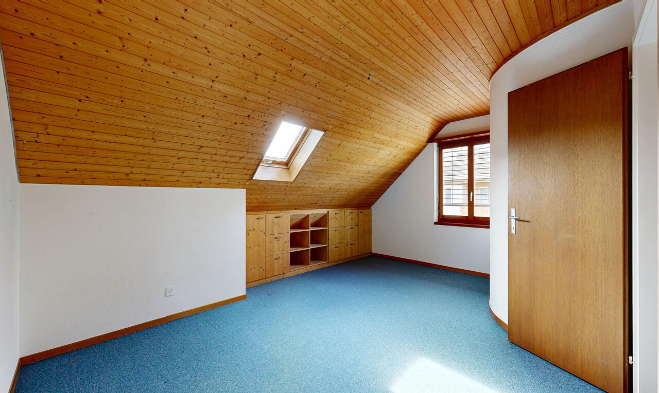 pièce vide avec pièce supplémentaire, inside property, plinthes murales, baseboards wall, et moquette