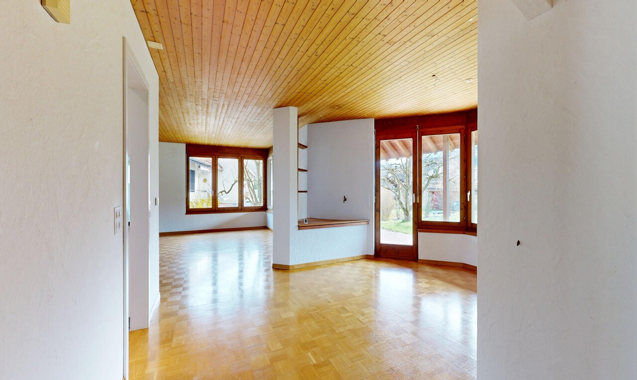 pièce vide avec plafond en bois, wood ceiling, sol en finition bois, wood finish floor, et lumière naturelle